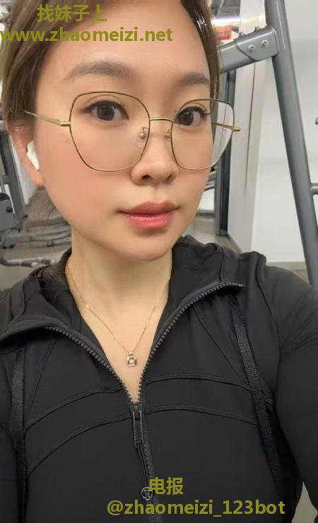 巨骚眼镜姐
