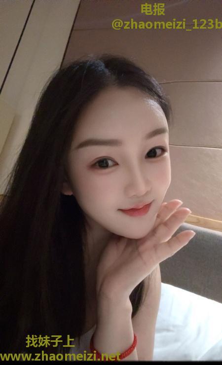 白云颜值女友依依