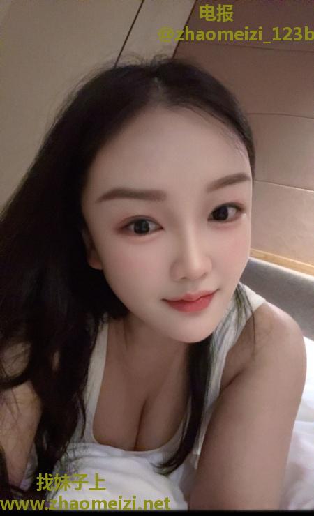 白云颜值女友依依