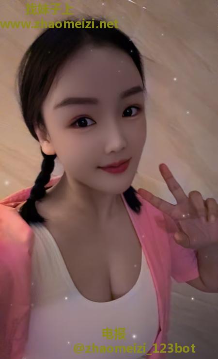 前凸后翘小甜妹