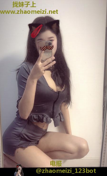 个人性感大长腿骚货