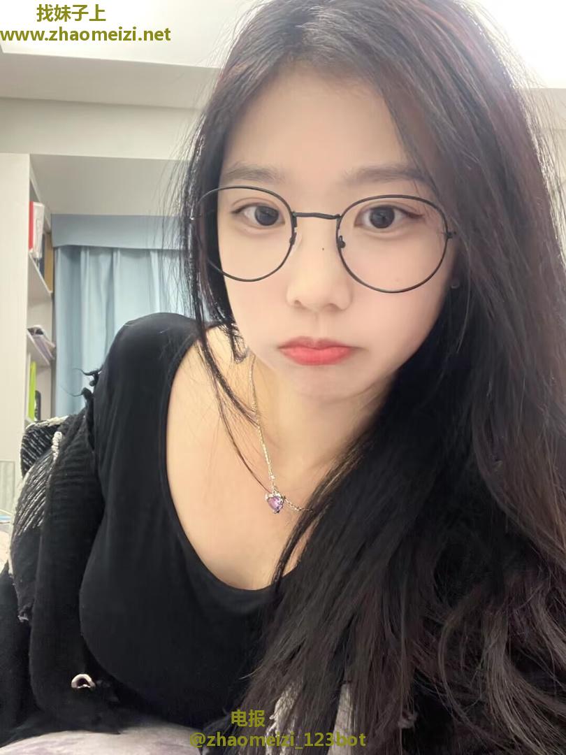 反差骚感眼镜妹