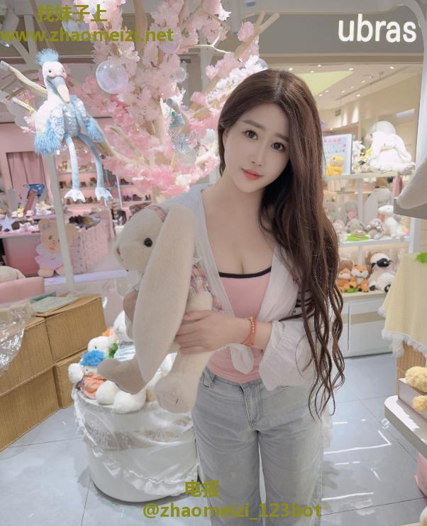 大胸丰臀少妇能深喉