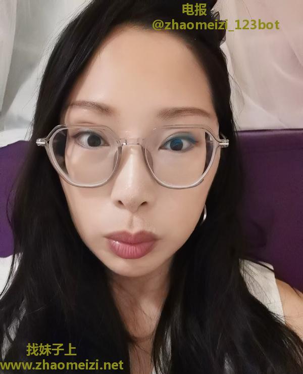 戴眼镜反差芯芯