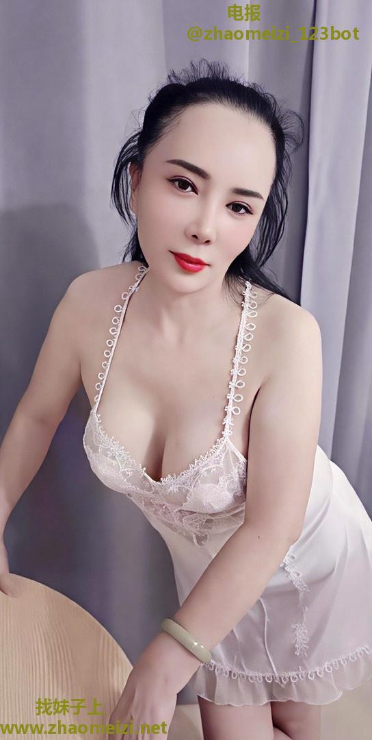 二百泄火性感大奶骚妇