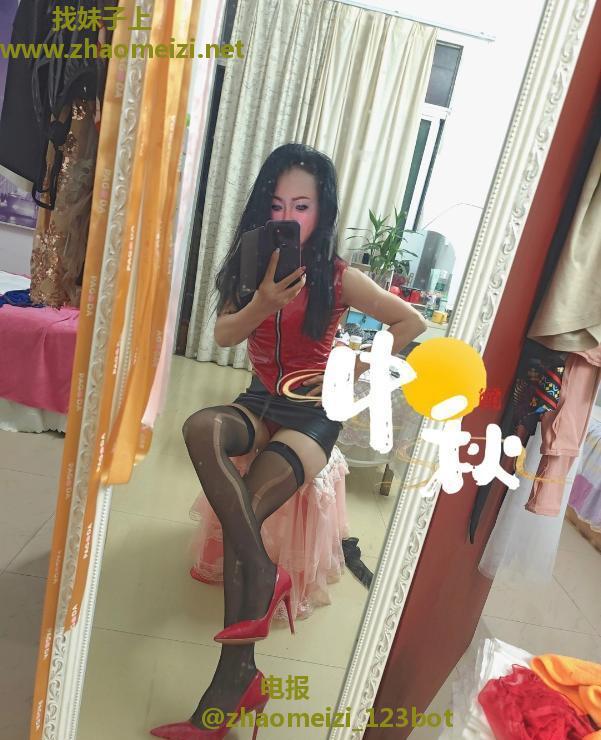 制服诱惑小骚妇