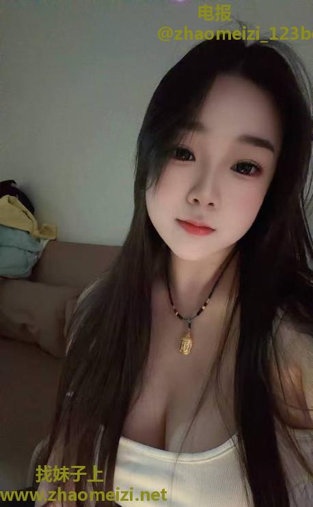 嫩妹逼紧翘臀汁水多