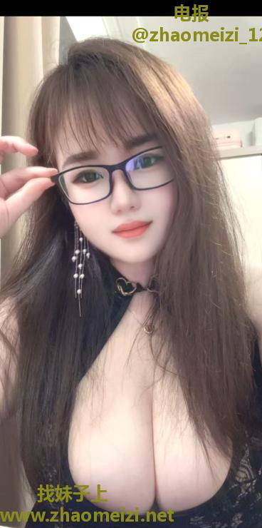 大胸眼镜御姐