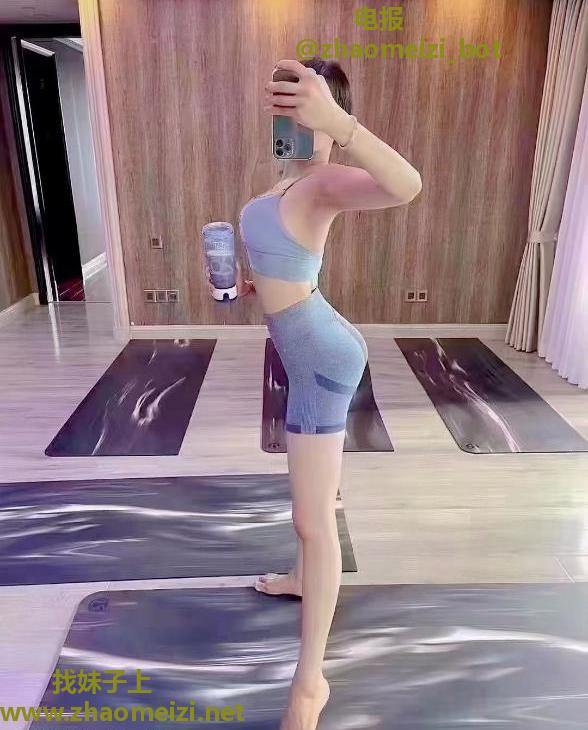 瑜伽老师体验新姿势